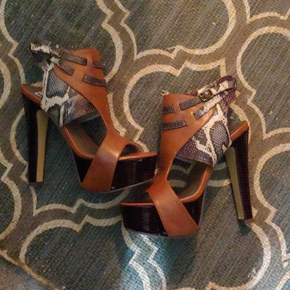 Multicolored platform heel